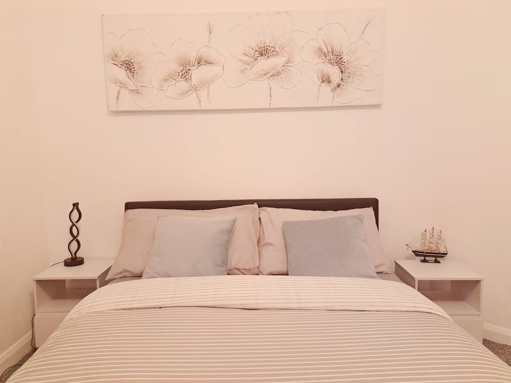 Cozy 2BR Home Pets Welcome Free Parking & Wifi