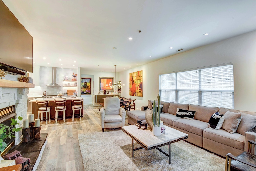 Modern Condo + Golf Course View, Near Hiking!