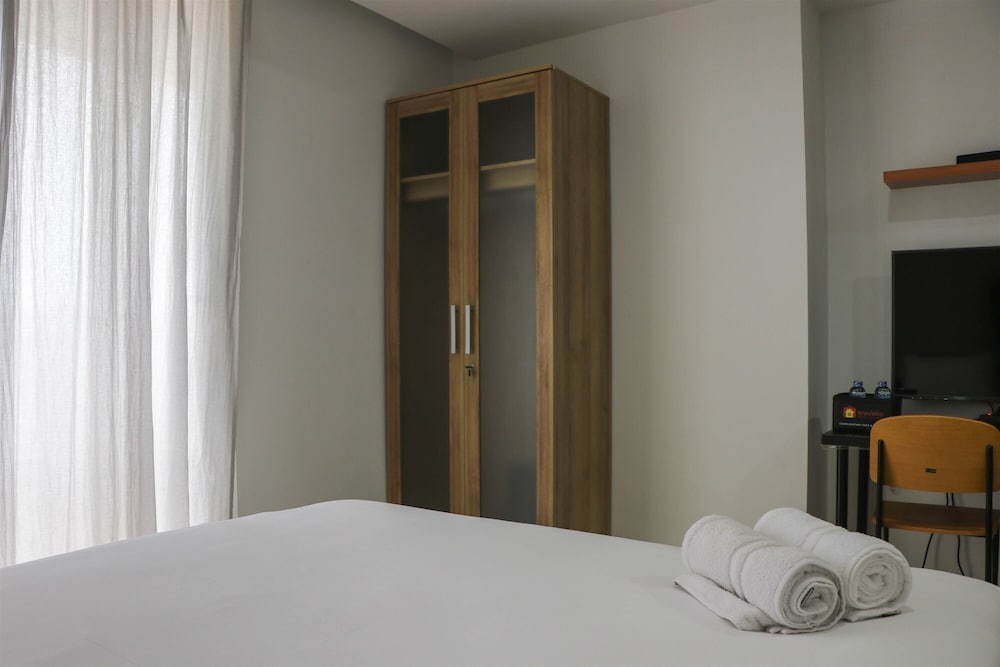 Fancy And Nice Studio Room At West Vista Apartment