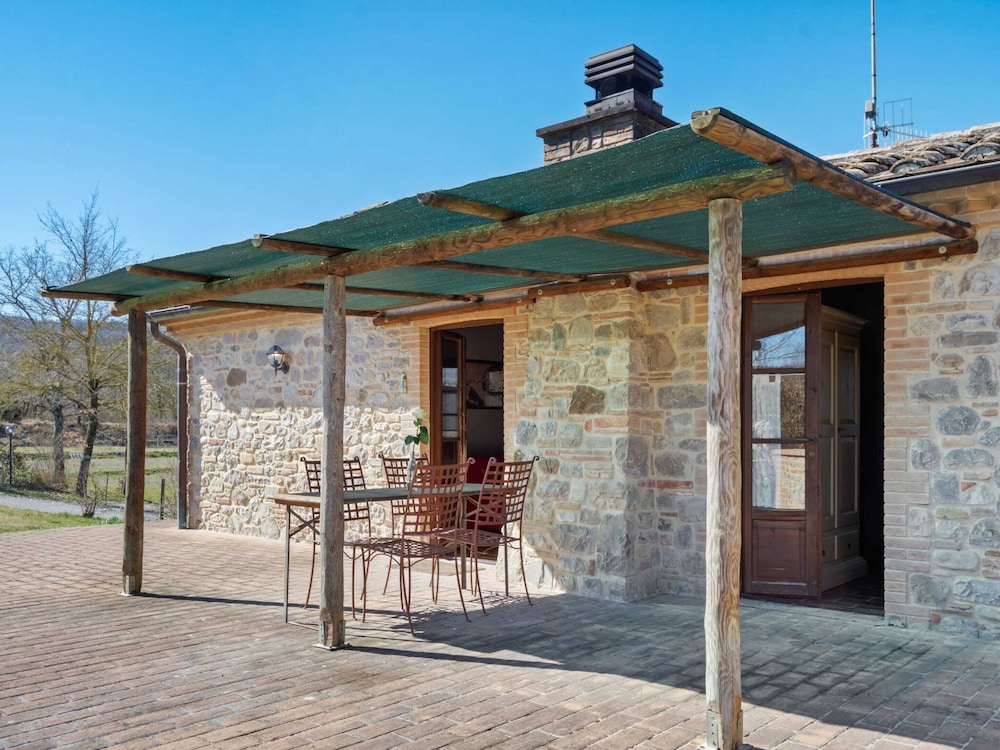 Quaint Cottage in Citta Della Pieve With Pool