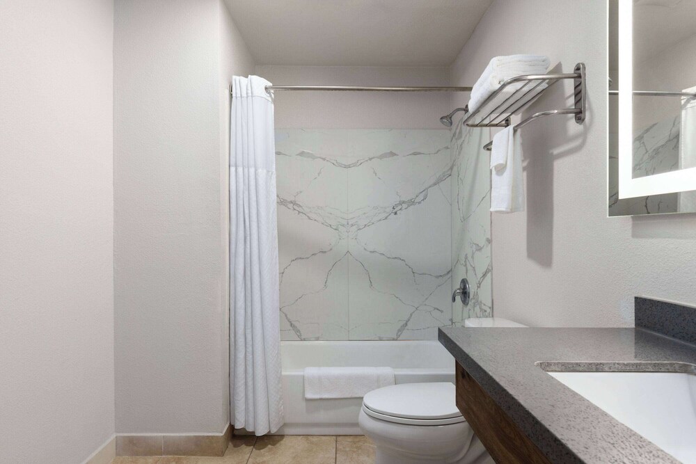 Days Inn by Wyndham Bakersfield