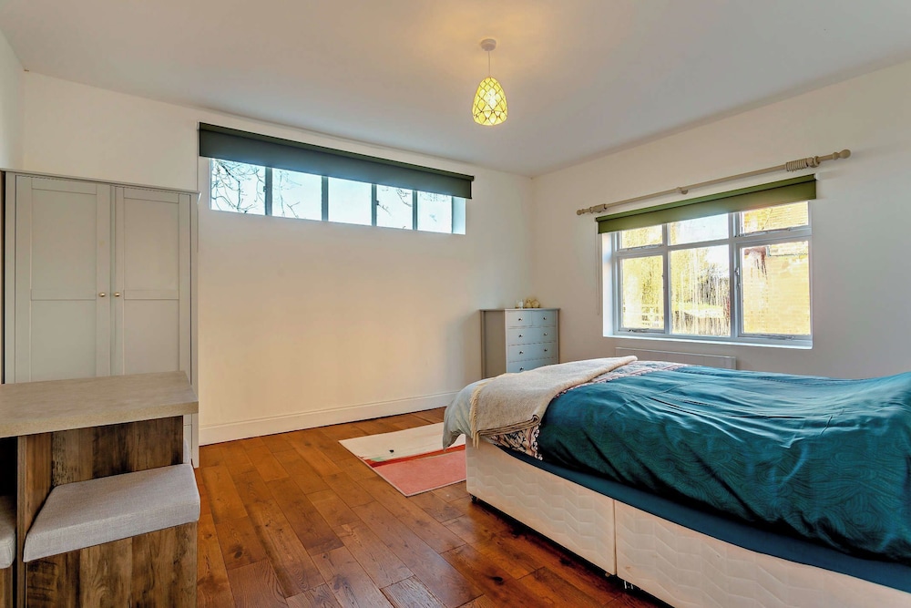 Old School House-2 Bedroom-sleeps 6-large Garden