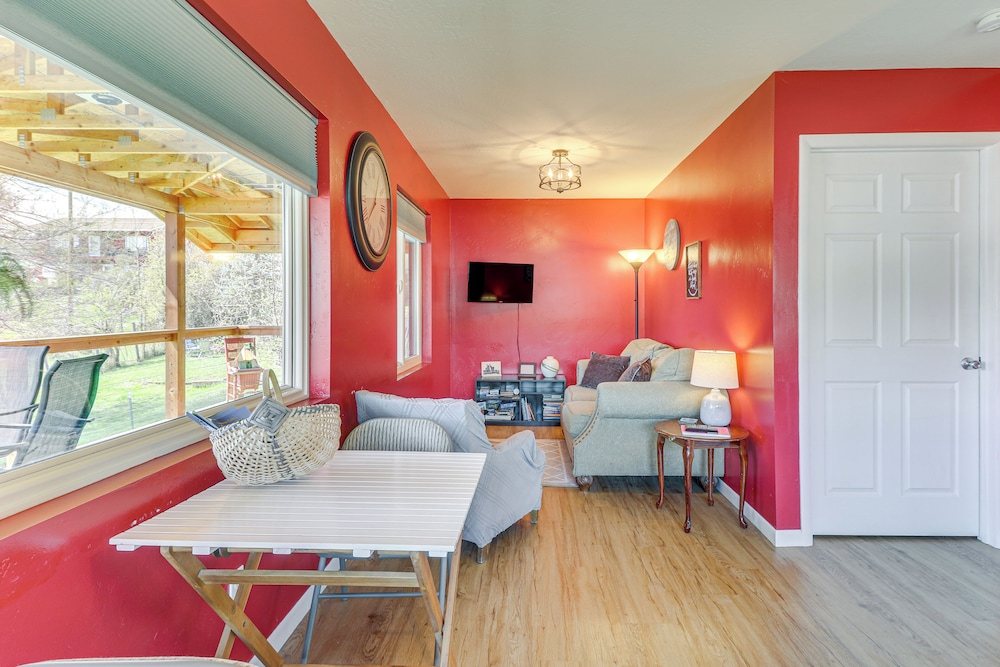 Mtn-view Eureka Apartment: Walk to Eateries!