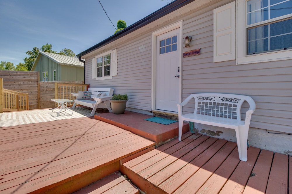 Cozy Mountain Home Cottage: Walk to Marina! view 4