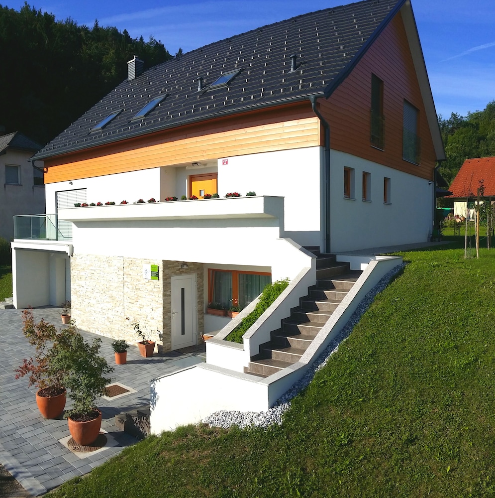 Domovoj Apartments and Rooms
