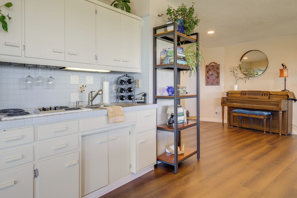 Spacious Deck w/ Ocean View: Puget Sound Gem!