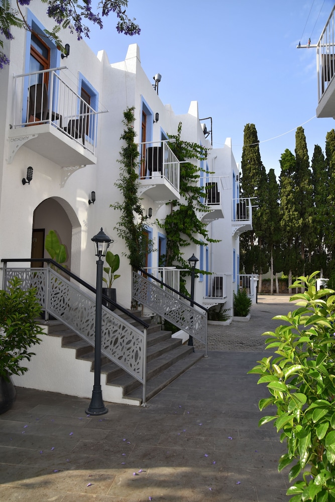 Hotel Manuela Hotel - Image 1