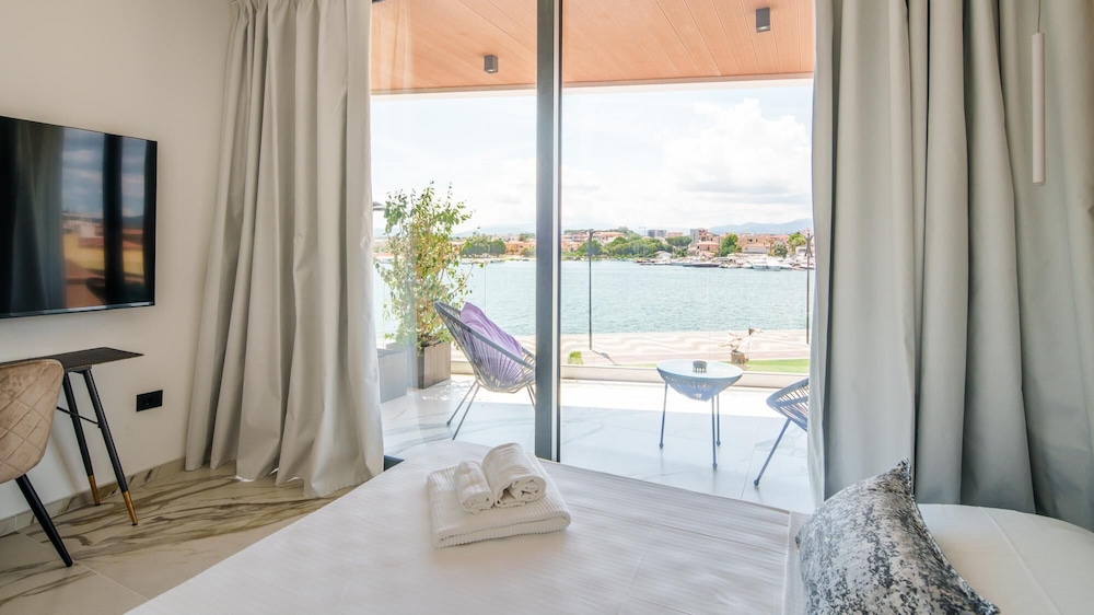 Welcomely - Deluxe Room - Charles Aznavour view 2
