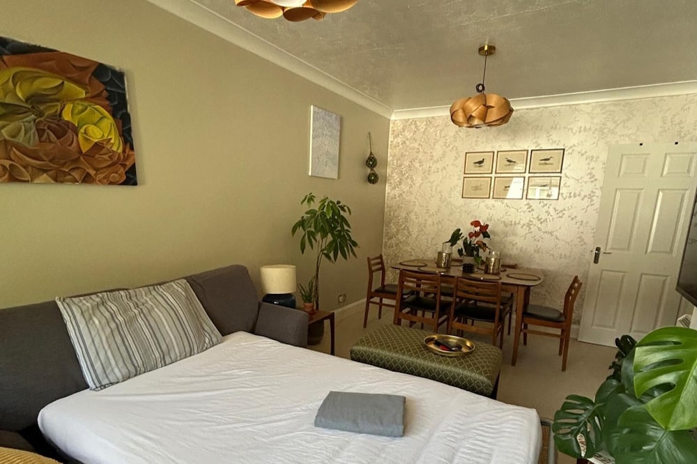 Homely 2-bed Apartment - Sleeps 3 & Parking