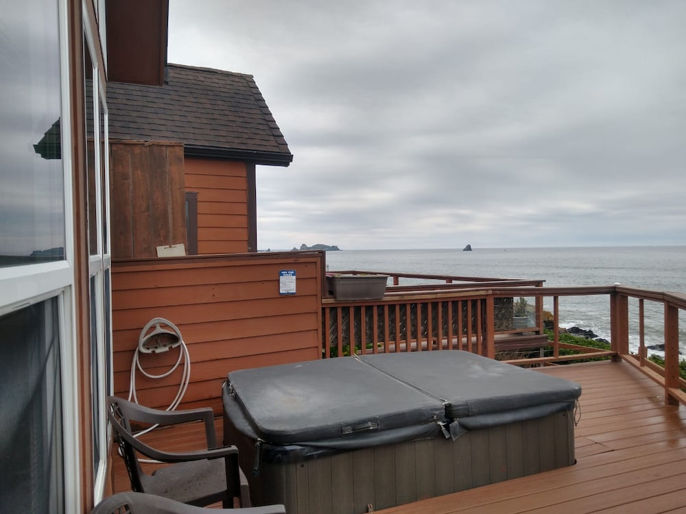 Ocean Front Cabin 11 w Jacuzzi Superb Views