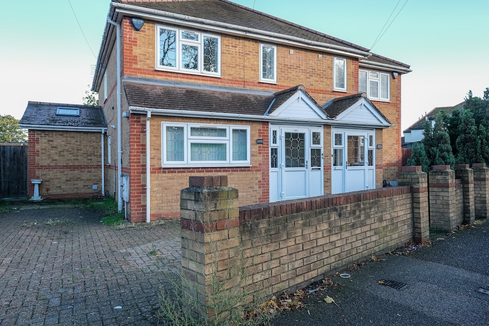 Isher 3 Bedroom 2 Bath Hse with Parking