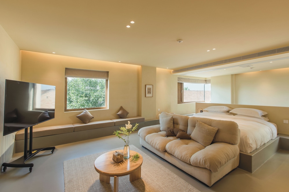 The Long Circle House