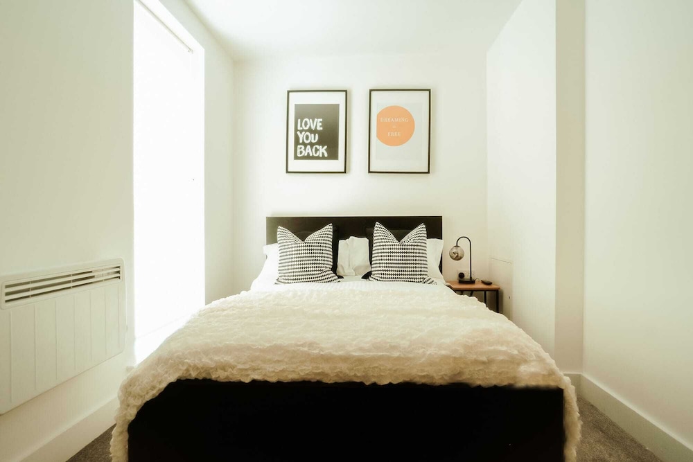 Chic 2 Bedroom Apartment Salford Quays, the Lowry view 2