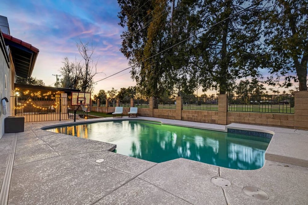 Huge Golf Course Home-free Heated Pool Theatre Gym