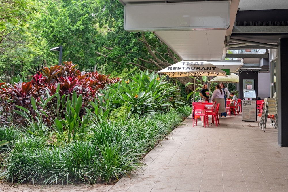 Modern Southbank Parklands Apartment Retreat