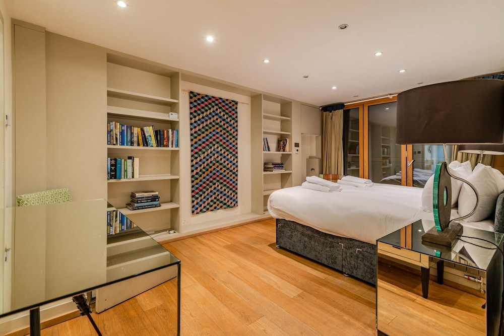 Beautiful Three Bedroom House in West London view 3