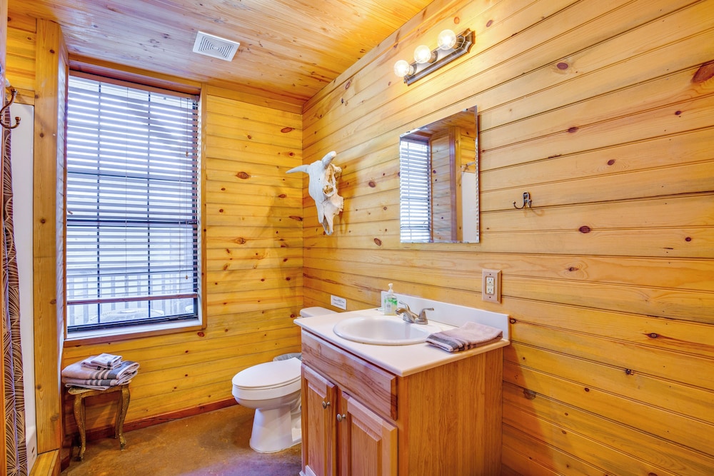 Group Getaway! Multi-level Lodge on Lake Tawakoni