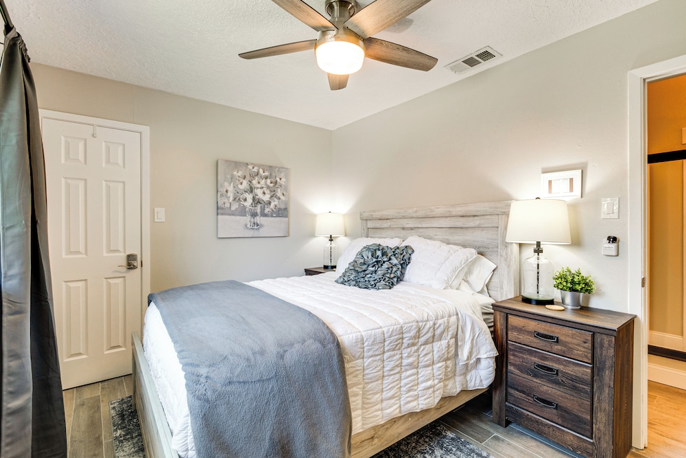 2 Mi to Texas A&m: Pet-friendly Duplex w/ Yard!