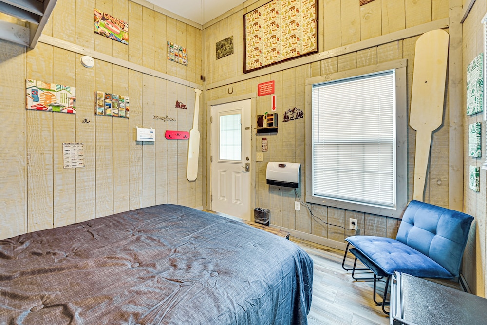 Secluded on 10 Acres: Livingston Getaway w/ Sauna!