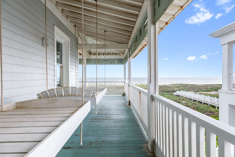 Palm House - Private Beachfront House 3 Bedroom Home by RedAwning