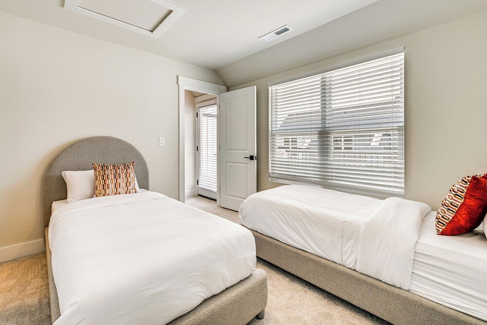 2 Mi to Dtwn Charlotte: Unit w/ Rooftop Deck!