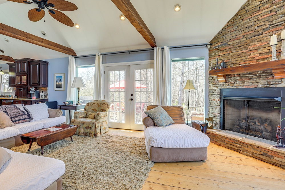 Large Deck: Luxe 6-acre Retreat in Dahlonega!