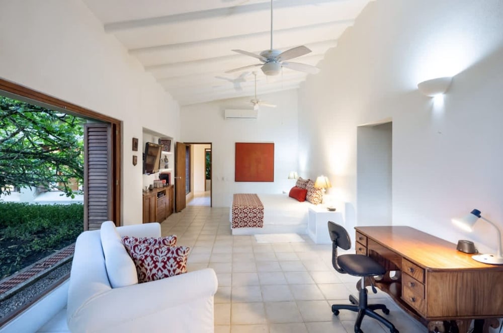 w Spacious 5BR Villa at Mesa de Yeguas