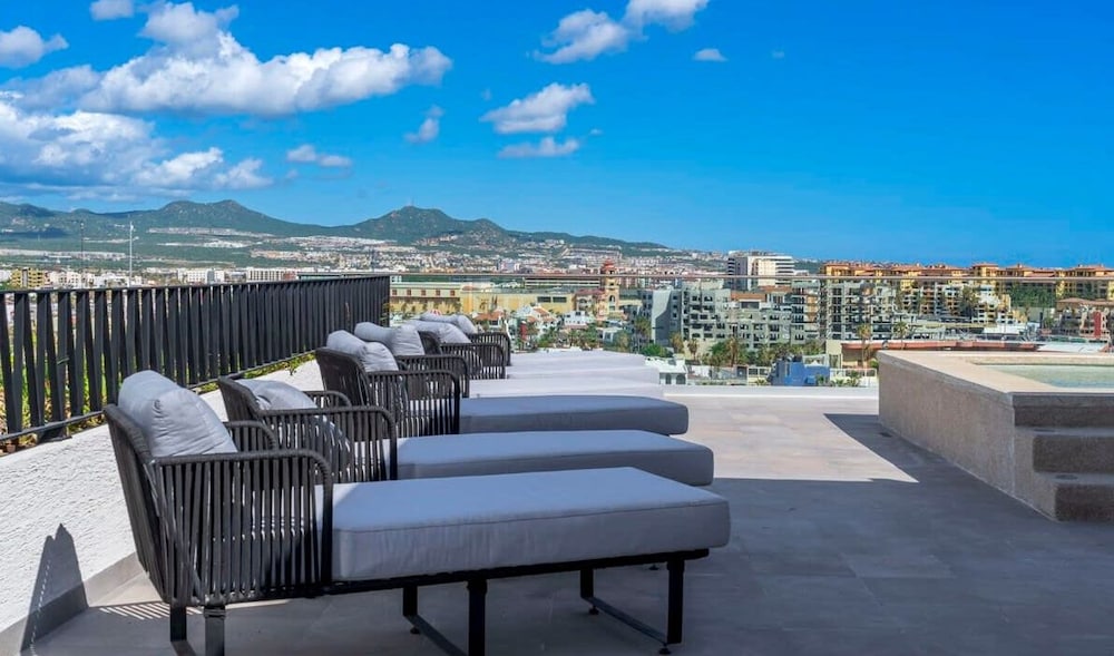 New 1BR Condo in Marina - Rooftop Pool - King Bed
