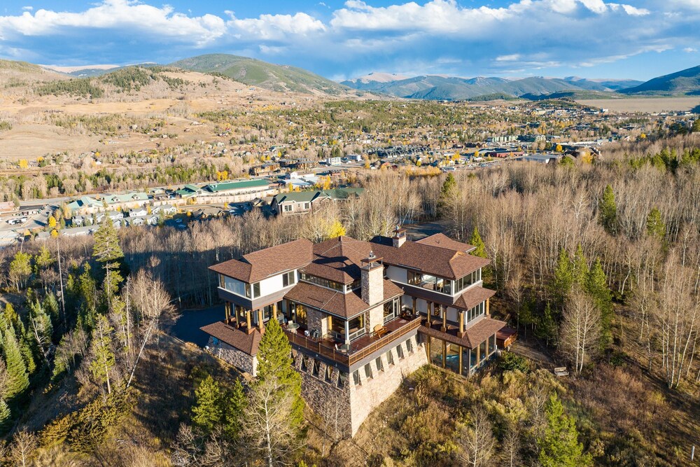 Summit County Vacations - Topaz Estate by Avantstay Luxe Home, Pool View - Property Image 45