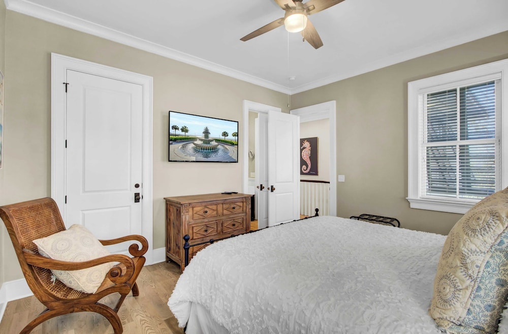 Steps to the Beach! Pool, Gym, Game Room, Movie Theater 3301 Palm by Avantstay