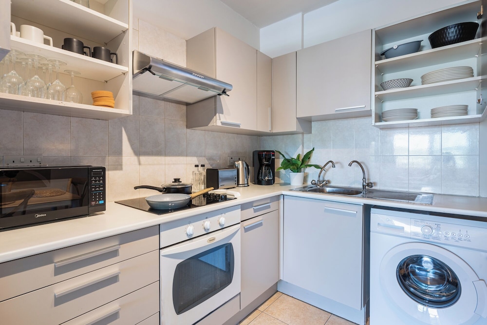 Calina - 3-BR Apt & Pool in Mackenzie