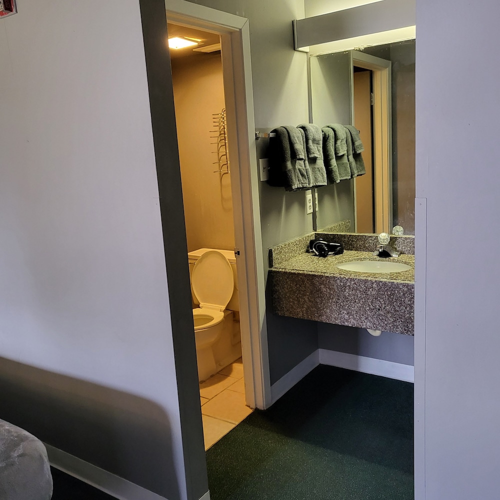 2 queen beds hotel studio 107 Hot tub
