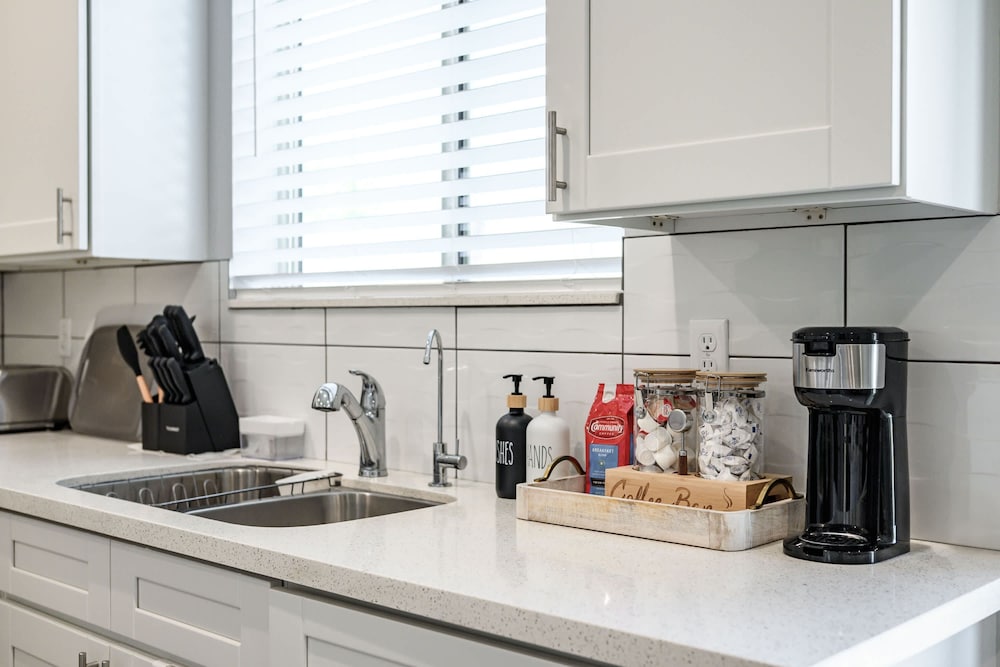 Modern Spacious Home Bright Family Group Friendly