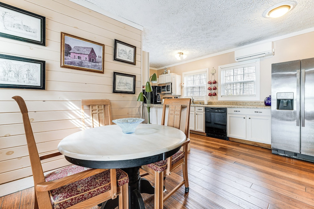 7 Mi to Lake Chatuge: Creekside Cabin w/ Decks!