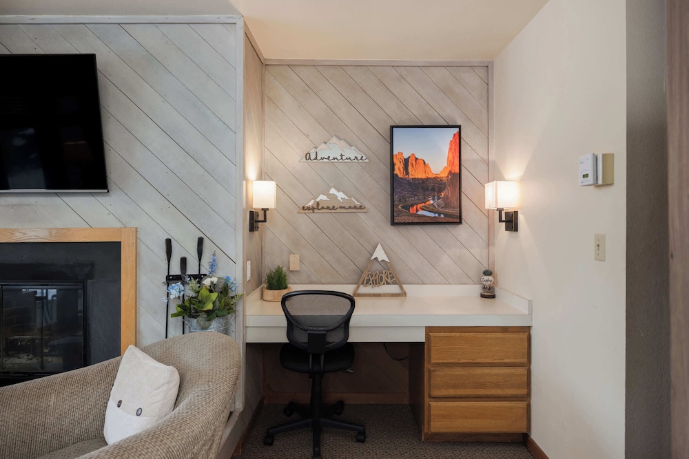 Cozy Cascade Retreat - For 4!