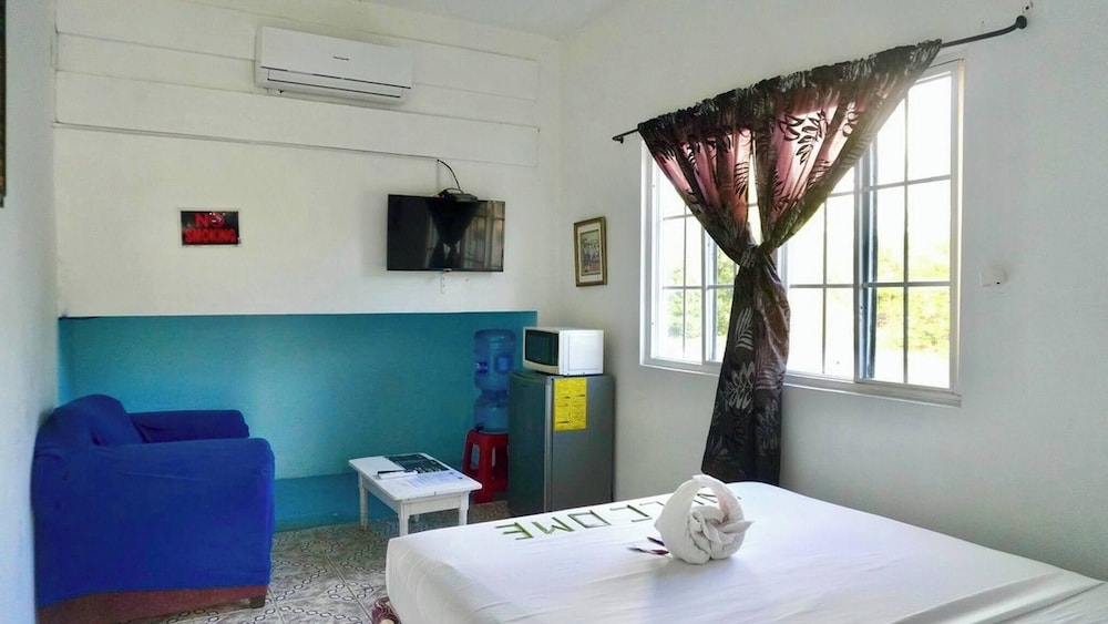 Poolside Seaview Studio With Infinity Pool & Overwater Deck Near Airport, 1st FL