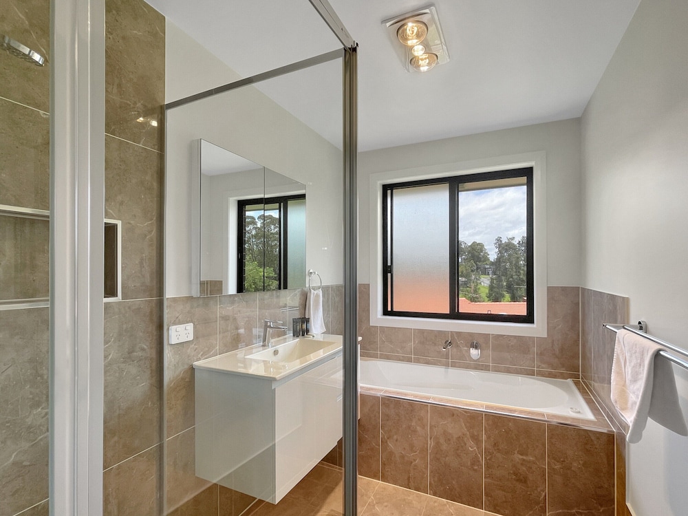 Spacious 4-bed House Near Batemans Bay Centre