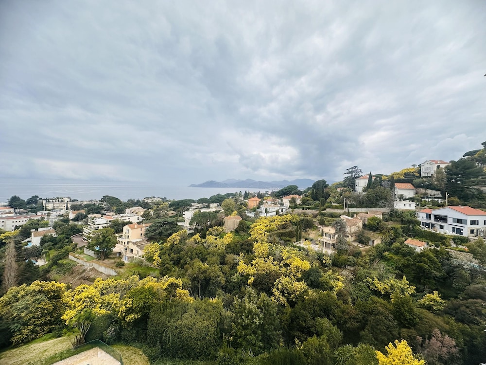 Large Light and Modern 2 Bedroomed Apartment in Cannes With Sea Views Pool and Lovely Terrace - 1503