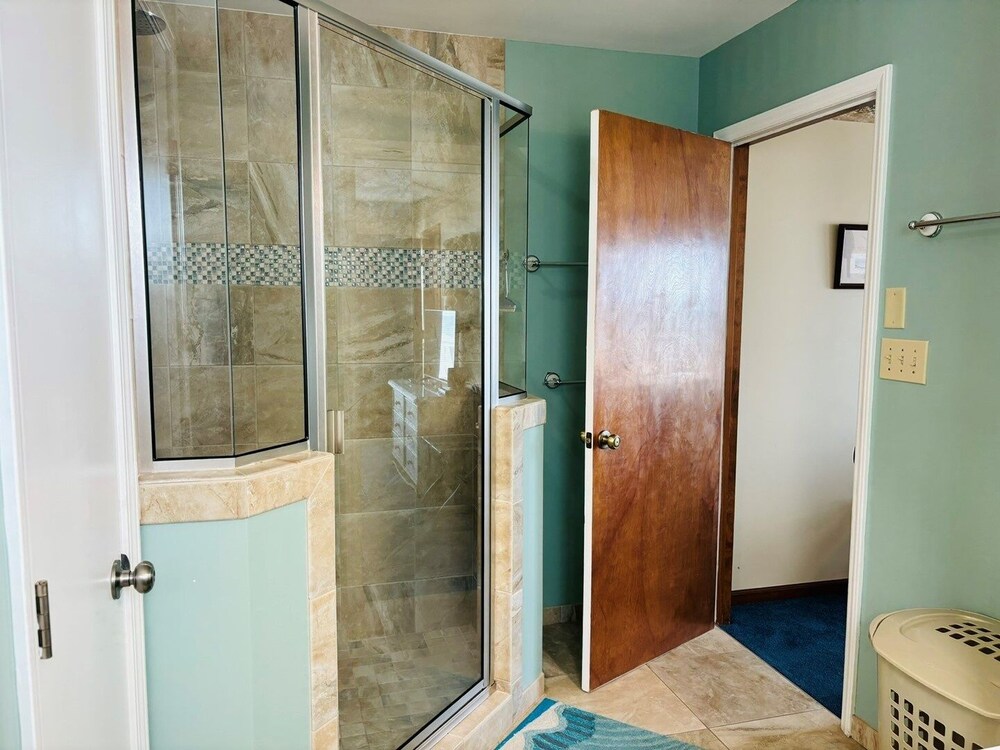 Great Place 5 Bedroom Home by RedAwning