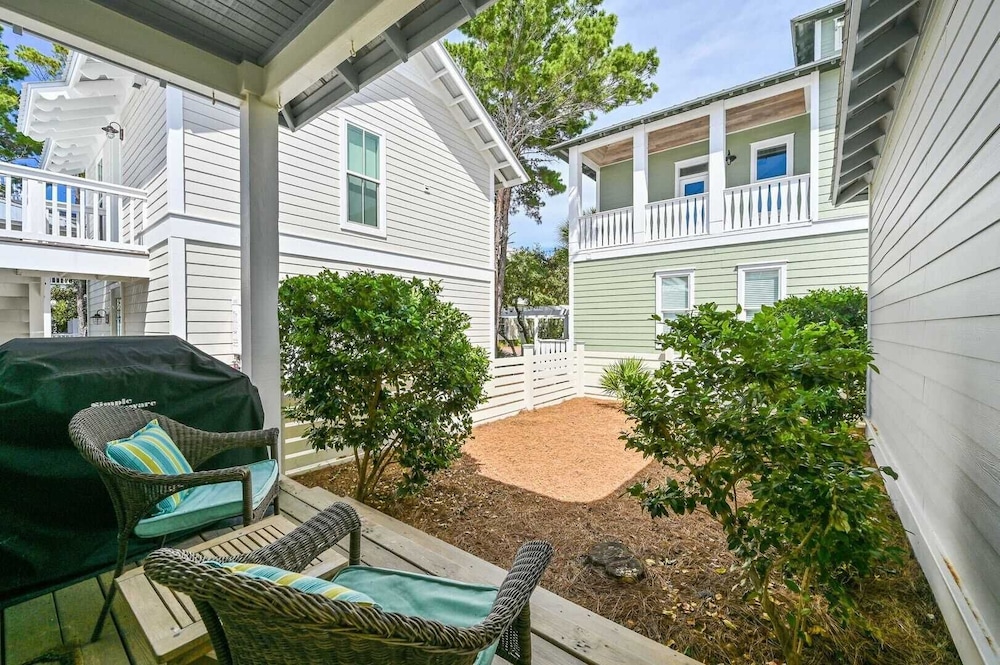 Walk to Seacrest Beach, Resort Pool Modern 3bdr Free Wheelin by Avantstay
