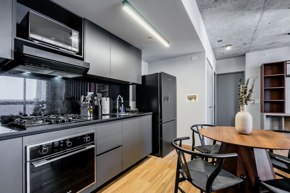 w Stunning 2BR w Great Deco in Centriqo