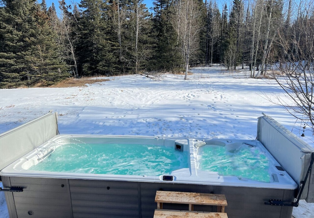 Hinton Vacations - LUXURIOUS 5-Br Acreage  Year-Round Heated Pool  HotTub  Mtn View  Pool Table - Property Image 1