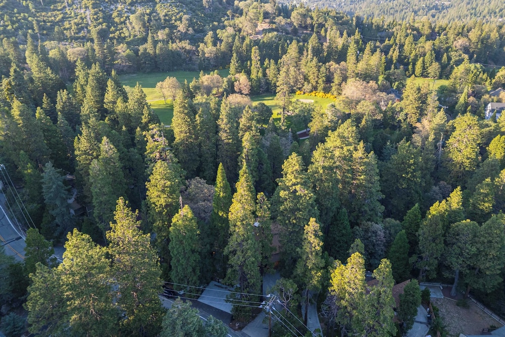The Fairway Hideaway by Avantstay Game Room, Outdoor Dining & Near Lake Arrowhead