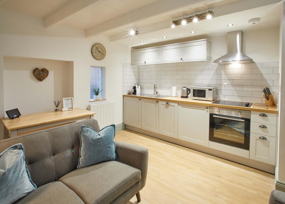 Host Stay Threadneedle Cottage