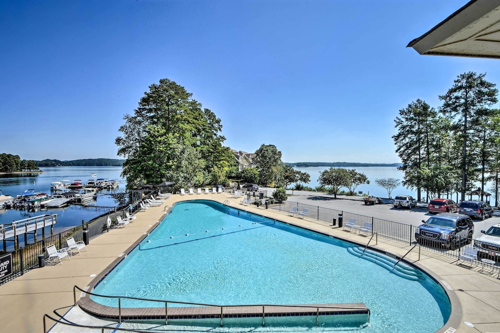 Golf Course View: Modern Keowee Key Condo!