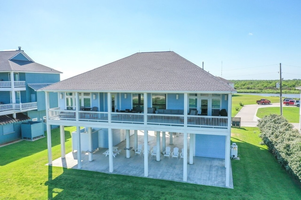 Seashells By The Seashore 3 Bedroom Home by RedAwning view 3