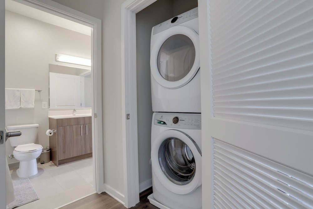 Spacious 2BR Apt with Den W Balcony