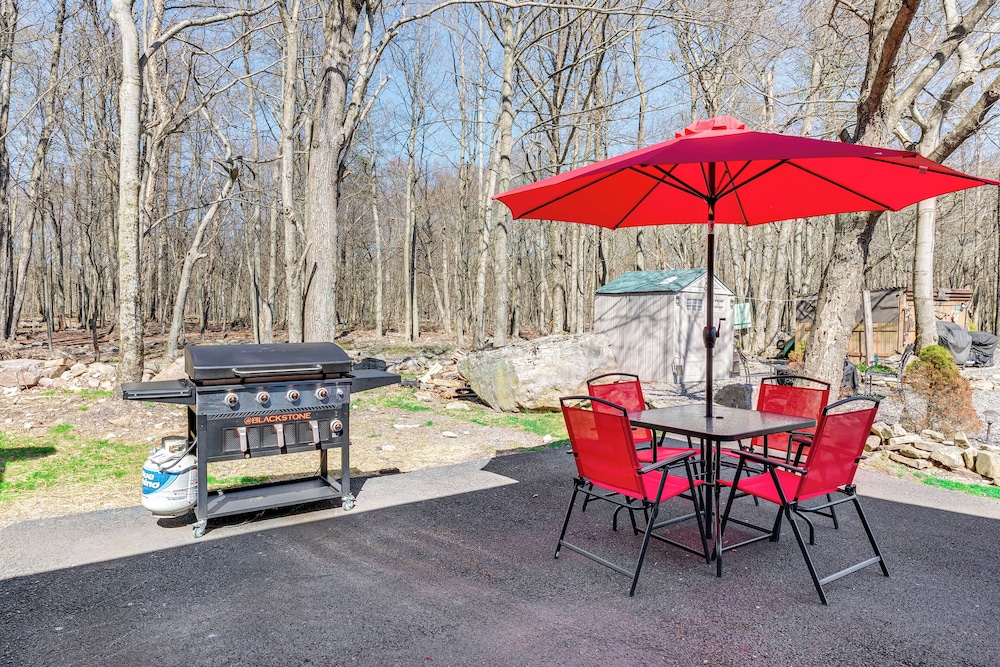 Lake & Beach Access: Bbq-ready Poconos Retreat!