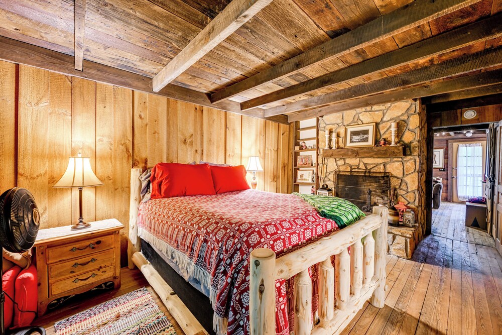 Trail Access & Tranquil Setting: Franklin Retreat!