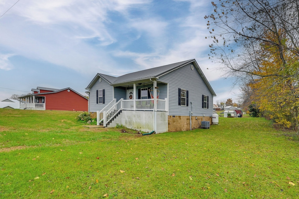 6 Mi to Mammoth Cave! Mtn-view Home w/ Fire Pit